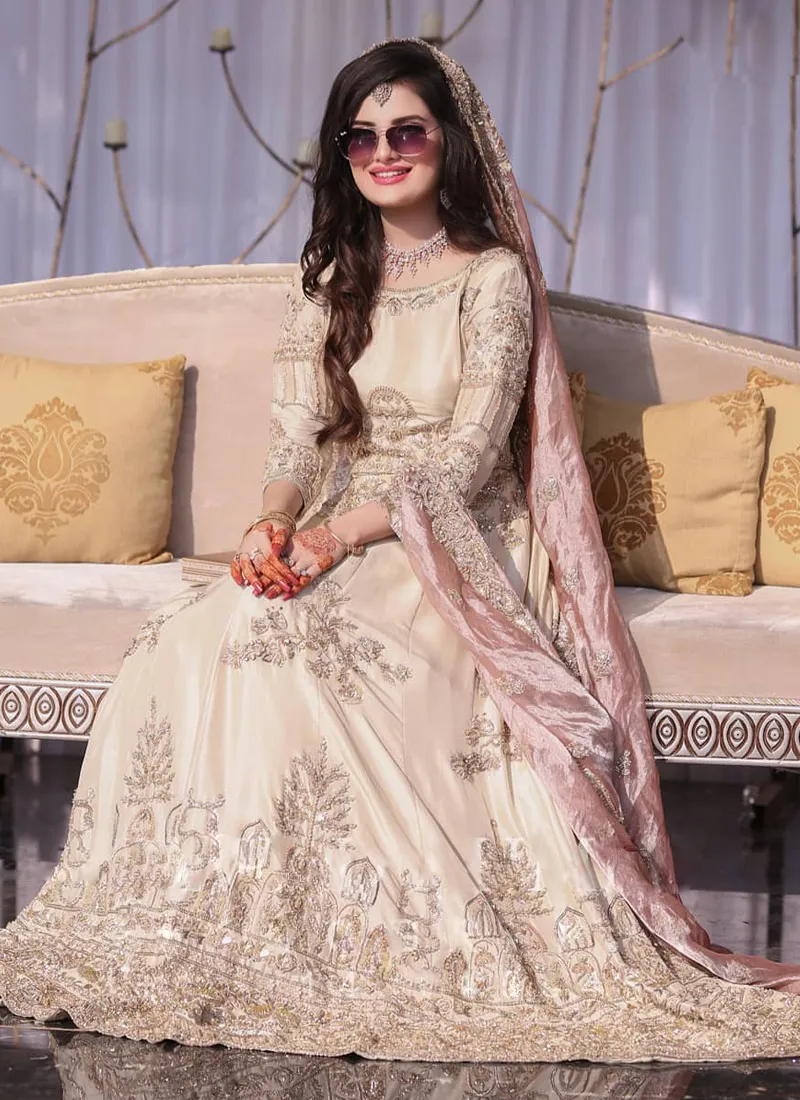 Ivory Classy Queen