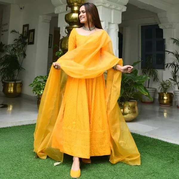 How to Add a Splash of Neon to Your Mehndi Look